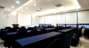 uma sala de conferências com mesas e cadeiras pretas em BENIKEA Technovalley Hotel em Daejeon