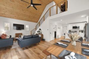 TV a/nebo společenská místnost v ubytování Modern and Cozy! Fire Pit, Lake, Mammoth Cave