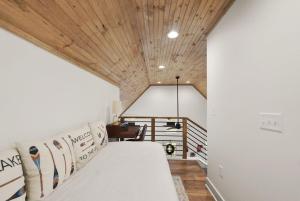 Fotografie z fotogalerie ubytování Modern and Cozy! Fire Pit, Lake, Mammoth Cave v destinaci Clarkson