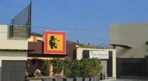 un cartel en el costado de un edificio en One Serenata Hotel General Trias, en Rosario