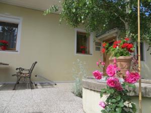 eine Terrasse mit Blumen und einem Stuhl vor einem Haus in der Unterkunft Studio Lipa in Maribor