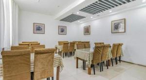a dining room with chairs and a table in a room at GreenTree Inn Beijing East Yizhuang District Second Kechuang Street Express Hotel in Beijing