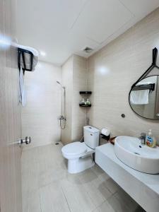 een badkamer met een wit toilet en een wastafel bij Ly's Homestay - Nera Garden Huế in Thôn Văn Dương