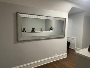 奥尔巴尼Pamoyo Place的房间墙上的镜子 更多32张照片