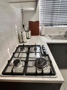 Η κουζίνα ή μικρή κουζίνα στο Navy Pearls 2 +26 φωτογραφίες