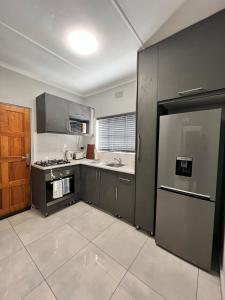 Η κουζίνα ή μικρή κουζίνα στο Navy Pearls 2