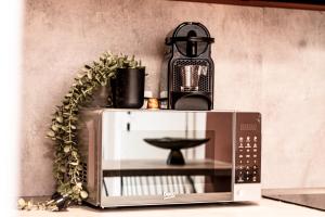 Příslušenství pro přípravu čaje a kávy v ubytování MARS SUITE Style & Relax Centro Livorno