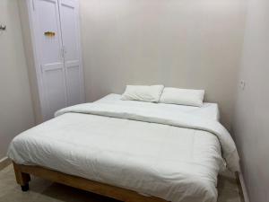 Ένα ή περισσότερα κρεβάτια σε δωμάτιο στο Shree Chakra Residency