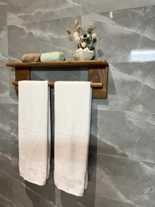 阿杭格默Casa Delora, Ahangama的浴室的木架上备有两条白色毛巾 更多49张照片