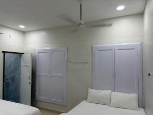 Ένα ή περισσότερα κρεβάτια σε δωμάτιο στο Shree Chakra Residency