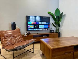 TV a/nebo společenská místnost v ubytování Modern Townhouse Getaway Jonker 16 min by walk