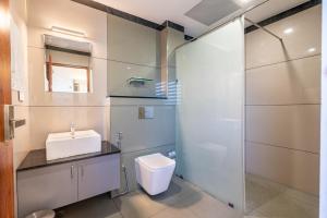 un baño con inodoro y lavabo en Hotel Woodlark, en Kattappana 33 fotos más