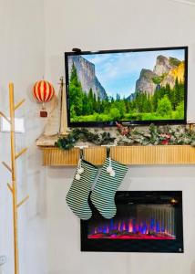 Телевизор и/или развлекательный центр в Yosemite winter getaway w lake, golf, horses, pool