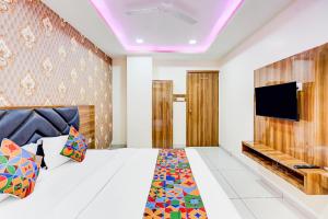 TV a/nebo společenská místnost v ubytování FabHotel Lake View I