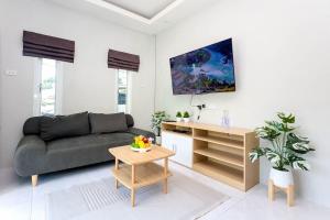 Μια τηλεόραση ή/και κέντρο ψυχαγωγίας στο GA-GA-GA A cozy house in a quiet location on Bang Tao Beach