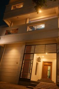 een voordeur van een huis met een deur en een trap bij Le Casa Stay in Pondicherry