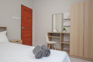 Ένα ή περισσότερα κρεβάτια σε δωμάτιο στο GA-GA-GA A cozy house in a quiet location on Bang Tao Beach