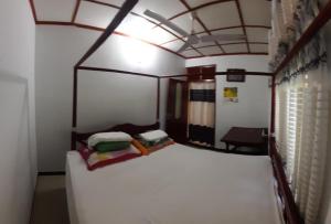 Ένα ή περισσότερα κρεβάτια σε δωμάτιο στο Sam's Villa Weligama +2 φωτογραφίες