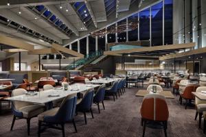 ein Restaurant mit Tischen und Stühlen in einem Raum in der Unterkunft Hyatt Regency Washington on Capitol Hill in Washington