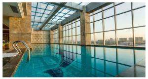 Una gran piscina con vistas a la ciudad. en Wanning Yingbin Hotel, en Wanning