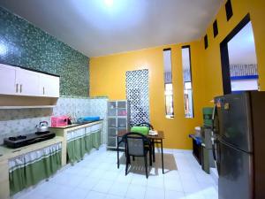 Η κουζίνα ή μικρή κουζίνα στο Homestay Syariah Jogja Dekat UII By Simply Homy