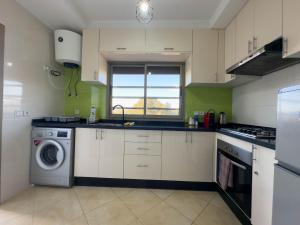 Kuchyň nebo kuchyňský kout v ubytování Appartement Luxueux, 2 chambres, à 300m de la Gare de train + 5 fotografií