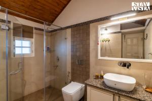 Koupelna v ubytování StayVista at Ellis Ville with Bonfire, Lawn