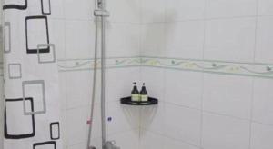two bottles of wine sitting on a shelf in a bathroom at Beret B & B in Tengchong +261 photos
