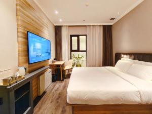 En eller flere senge i et værelse på Hanting Hotel Beijing West Railway Station Lize Business District