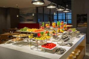 Un buffet con muchos tipos diferentes de frutas y verduras. en GRACE Select Hotel (Kunshan Huaqiao International Convention Center), en Xinqiao