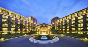 een groot gebouw met een fontein ervoor bij Emerald Bay Hotel in Chengjiang