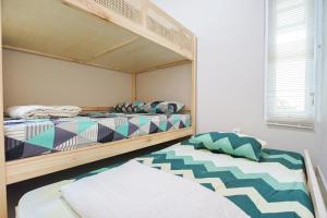 zwei Etagenbetten in einem Zimmer mit in der Unterkunft Oemah Rotan Homestay Jogja in Yogyakarta