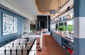 einen Billardtisch in einem Zimmer mit blauen Schränken in der Unterkunft Vehha Skyline Retreat Condo Corner- Unit 1B & 2B LuxSuite in Hua Hin