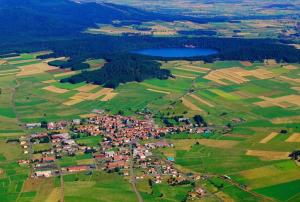 une vue aérienne sur un village dans un champ dans l'établissement Auberge du Couvige, à Le Bouchet-Saint-Nicolas 5 autres photos