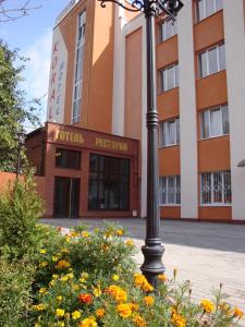 una luz de la calle frente a un edificio en Hotel Koral, en Chernivtsi