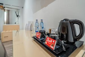 a kitchen counter with a tea kettle on a tray at La Boutique Puerta Osario in Córdoba