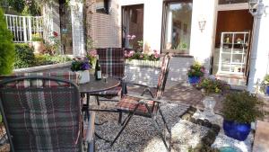 a patio with a table and chairs and flowers at Fewo Blütenreich in Traben-Trarbach