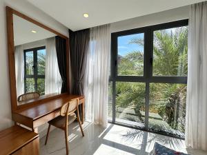 Κήπος έξω από το Beautiful Beach Villa family pool near the Grand