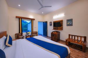 Postel nebo postele na pokoji v ubytování Ranthambore Nature Camp Resort