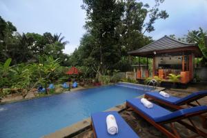 ein Swimmingpool mit blauen Stühlen und einem Pavillon in der Unterkunft 1 Bedroom Pool Villa Bebandem Karangasem in Bebandem