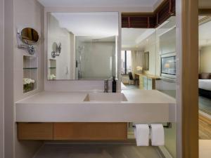 Postel nebo postele na pokoji v ubytování Grand Mercure Bangkok Atrium