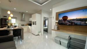 Kuchyň nebo kuchyňský kout v ubytování Двухкомнатный дом на Бангтао ДИН