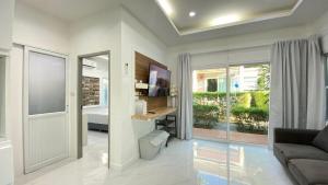 Φωτογραφία από το άλμπουμ του Двухкомнатный дом на Бангтао ДИН σε Ban Thalat Choeng Thale