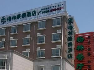 a building with a sign on top of it at GreenTree Inn Shanghai Changxing Island Yuansha Fishing Port Hotel in Yuansha