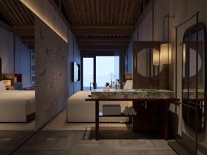 Una cama o camas en una habitación de Siya Jasmine Oriental Courtyard Cultural Theme Hotel 3 fotos más