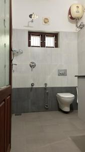 Un baño con inodoro y ducha en Leela, en Green Island 44 fotos más
