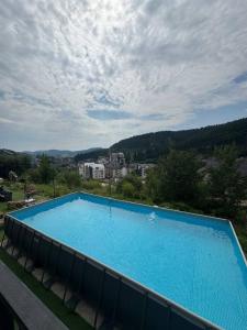 Bazén v ubytování Salut nebo v jeho okolí