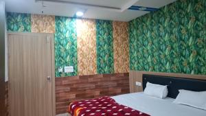 Un pat sau paturi într-o cameră la Hotel Shree ji +1 fotografie