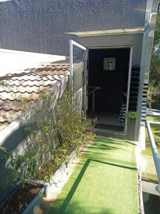 Imagen de la galería de Modern studio apartment with solar, en Honeydew