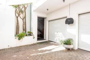 Gallery image of Modern studio apartment with solar in Honeydew